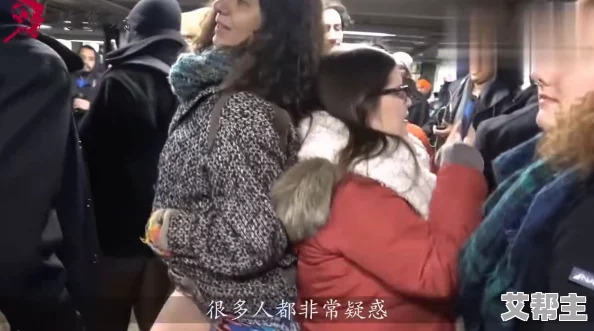 女女黄＊近日被拍到在咖啡厅亲密互动引发热议网友纷纷猜测两人关系是否超越友谊更有传闻称她们已秘密交往多时